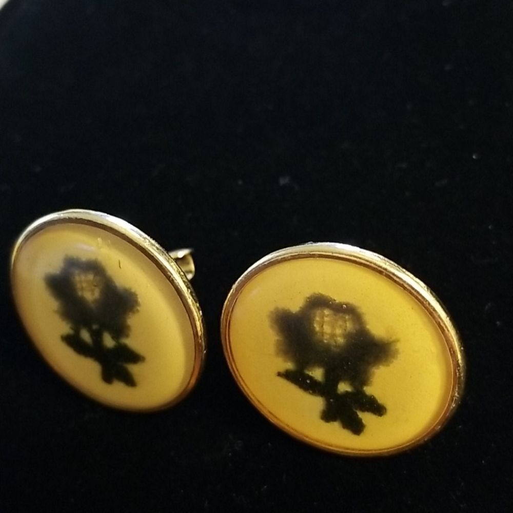 Vintage clip on earrings - Picture 2 of 7